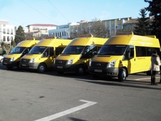 Reclamaţie de la Ciobanu: microbuzul şcolar este folosit pentru transportul femeilor la petreceri!